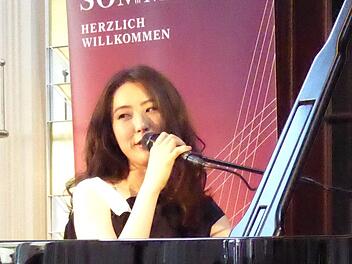 Younee improvisierte im Rosengarten. Foto: Ahnert