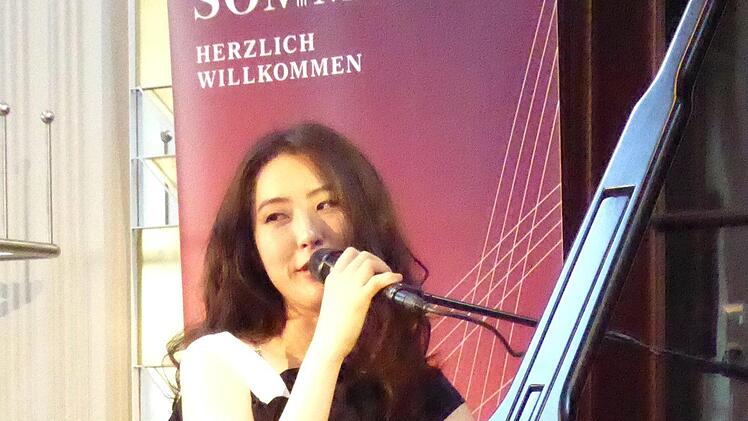 Younee improvisierte im Rosengarten. Foto: Ahnert