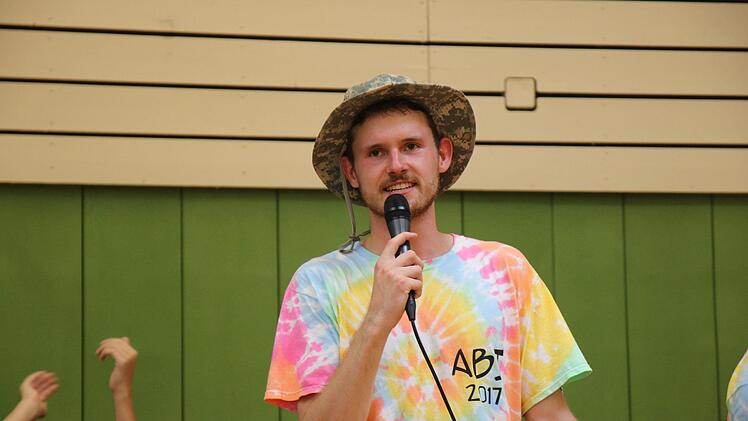 Organisator und Jahrgangsstufensprecher Oliver Ebert bedankte sich bei allen Mitwirkenden.  Foto: Andreas Schmitt