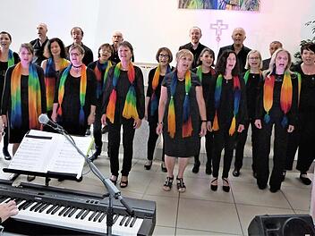 Der Bayreuther Gospelchor "Rainbow" begeisterte in der Autobahnkirche. Foto: Werner Reißaus