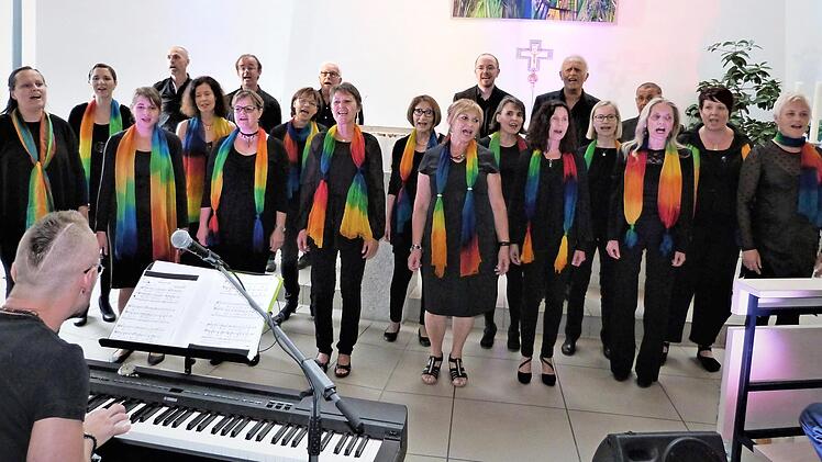 Der Bayreuther Gospelchor "Rainbow" begeisterte in der Autobahnkirche. Foto: Werner Reißaus