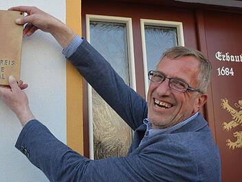 Matthias Hartwig freut sich über den Baukulturpreis der Initiative Rodachtal, die mit der Verleihung die aufwendige Sanierung des früheren Gasthauses "Zum Goldenen Löwen" am Marktplatz von Bad Rodach würdigte.Rainer Lutz