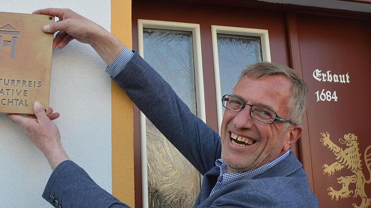 Matthias Hartwig freut sich über den Baukulturpreis der Initiative Rodachtal, die mit der Verleihung die aufwendige Sanierung des früheren Gasthauses "Zum Goldenen Löwen" am Marktplatz von Bad Rodach würdigte.Rainer Lutz