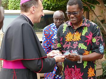 Als Geschenk der Joseph-Stiftung für das Studentinnenwohnheim hatte Weihbischof Herwig Gössl ein Kreuz mitgebracht, das er dem Finanzdirektor der Diözese Thiès, Louis Thomas Mbaye, übergab. Foto: Marion Krüger-Hundrup