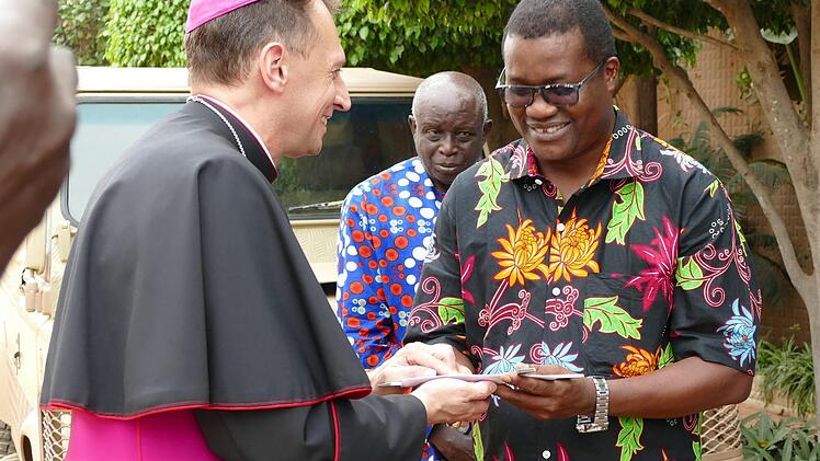 Als Geschenk der Joseph-Stiftung für das Studentinnenwohnheim hatte Weihbischof Herwig Gössl ein Kreuz mitgebracht, das er dem Finanzdirektor der Diözese Thiès, Louis Thomas Mbaye, übergab. Foto: Marion Krüger-Hundrup