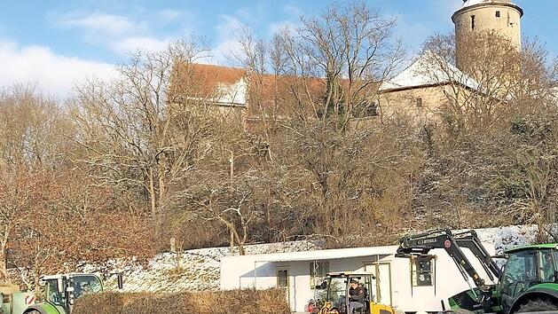 Die Helfer fahren Heuballen f&uuml;r den Circus Corona heran. Foto: p
