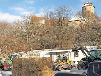 Die Helfer fahren Heuballen für den Circus Corona heran. Foto: p