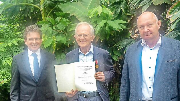 Franz Kluge (Mitte) wurde die Bundesverdienstmedaille verliehen und durch Harald Maier (links) feierlich mit Urkunde &uuml;berreicht. B&uuml;rgermeister Peter Ebertsch (rechts) gratulierte im Namen der Marktgemeinde Tettau zu der hohen Ehrung.
