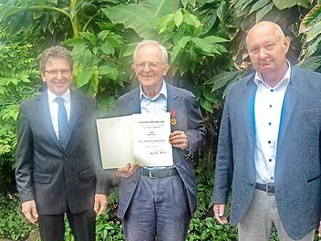Franz Kluge (Mitte) wurde die Bundesverdienstmedaille verliehen und durch Harald Maier (links) feierlich mit Urkunde überreicht. Bürgermeister Peter Ebertsch (rechts) gratulierte im Namen der Marktgemeinde Tettau zu der hohen Ehrung.
