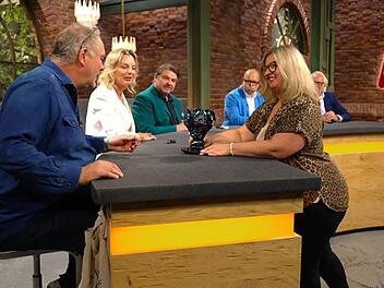 "Das nenne ich mal einen Pokal!", lie&szlig; sich Walter Lehnertz (links) vom Glanz blenden. Einig wurden sich die H&auml;ndler mit der Verk&auml;uferin aber nicht.