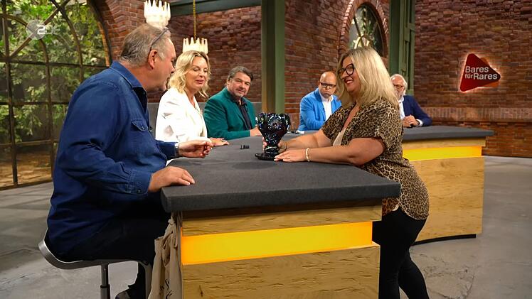 "Das nenne ich mal einen Pokal!", ließ sich Walter Lehnertz (links) vom Glanz blenden. Einig wurden sich die Händler mit der Verkäuferin aber nicht.