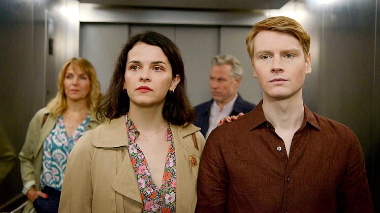 Nora Kaminski (Tanja Wedhorn, links), Peer Kaminski (Dirk Borchardt, zweiter von rechts) und Sophie Trafeur (Maxine Kazis) machen sich gro&szlig;e Sorgen um Kai Kaminski (Lukas Zumbrock).