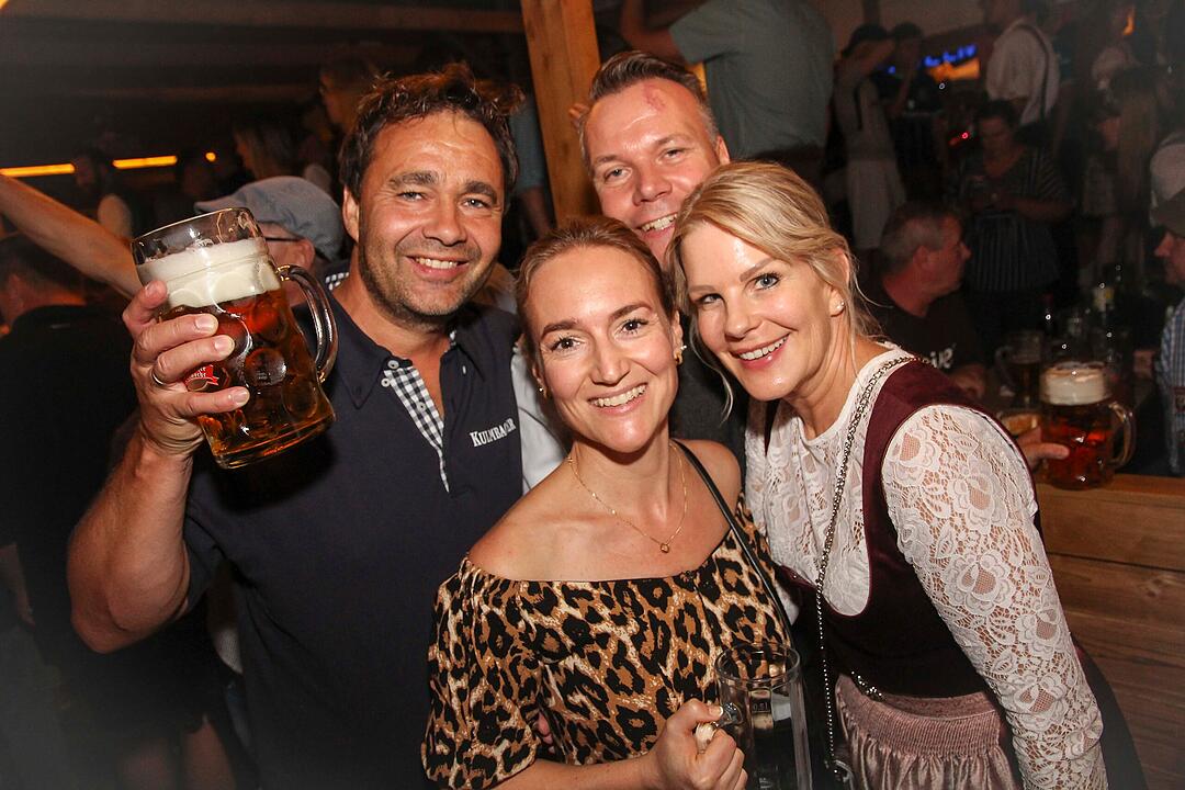 Tanzen, Feiern, Mitsingen &ndash; bayerische Partystimmung bis Mitternacht.