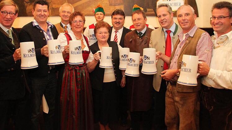 Ein Lob für die Festwirte 2012: Guido Kögel (Gasthof "Weinbrücke", Kulmbacher), Familie Ohnemüller (Gasthof Ohnemüller, Mönchshof), Bernd Limmer ("Casablanca", EKU) und Elfriede Frank ("Zur Schmiede", Kapuziner).