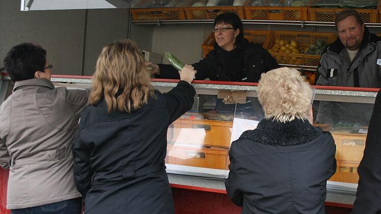 Brigitte Meußgeier (links) und Verkaufsfahrer Burkhard  Fath verteilen die Lebensmittel.  Foto: Veronika Schadeck