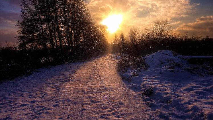 Ein winterlicher Sonnenuntergang im Landkreis.