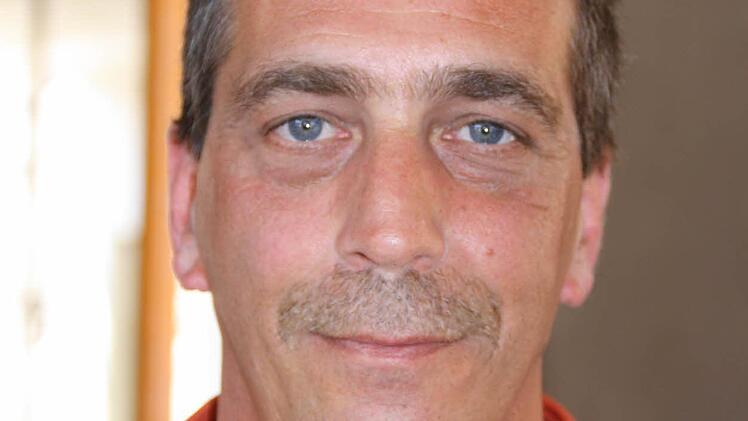 "Wir sind noch gut ausgelastet", sagt Guido Gombarek, Leiter des bisherigen Seniorenheims Haus Waldenfels. Aus seiner Sicht ging an dem Neubau kein Weg vorbei: "Nach der neuen Gesetzgebung muss es für jedes Zimmer eine Nasszelle geben", nennt Gombarek als Beispiel. Für bestehende Heime gebe es allerdings Übergangsfristen. Auch wenn der Umzug erst 2016 anstehe, bindet der Heimleiter bereits jetzt die Bewohner und den Heimbeirat ein. "Viele freuen sich, wir werden auch versuchen, mal eine Führu...