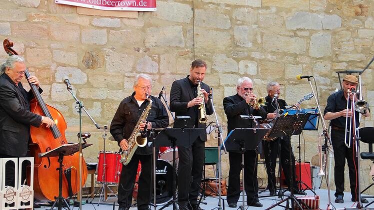Die Mitglieder der Semperhouse Jazzband feierten bei der Moonlight-Serenade ihr 30-jähriges Bühnenjubiläum. Foto: Katharina Müller-Sanke