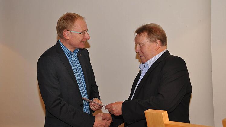 25 Jahre CVJM-Haus Rentweinsdorf - das wurde am Freitag mit einem Empfang gefeiert. Bürgermeister Willi Sendelbeck überreichte eine Spende an Martin Lang, den Vorsitzenden des CVJM Rentweinsdorf-Ebern.