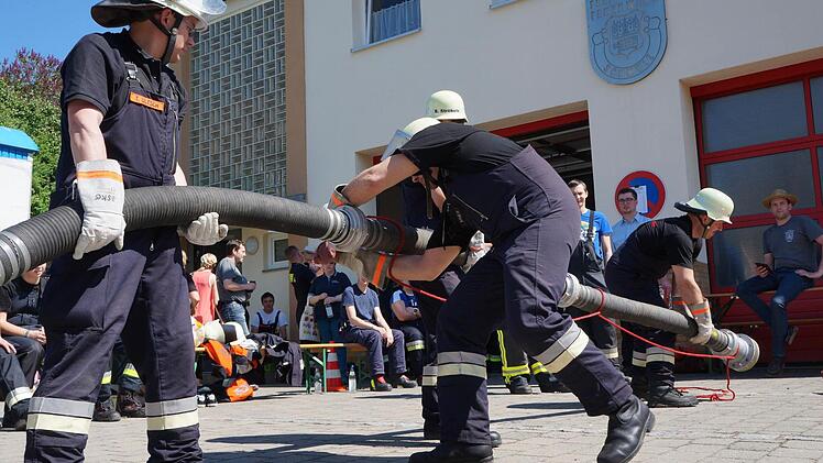 Geschick und Schnelligkeit waren bei der Kuppel-Challenge beim Fest der Feuerwehr Schmölz gefragt. Foto: Michael Wunder