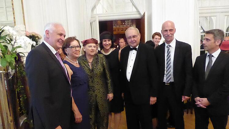 Ältere und jüngere Weggefährten nahmen Abschied von Kari Kahl-Wolfsjäger (3. von links): Robert Kiesel, Karin Renner, Dorothee Bär, Eduard Lintner, Kay Blankenburg und Frank Oette. Fotos: Ahnert