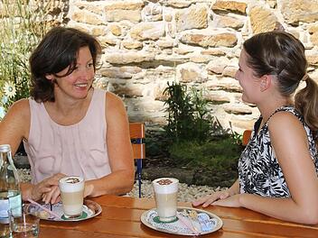 Susanne Volkheimer (links) und FT-Volontärin Lisa Kieslinger im Biergarten "Fränkischer Hof" in Hofheim. Die Tourismusexpertin hat bewusst diesen Ort für das Interview ausgesucht: Biergärten und Heckenwirtschaften sind wichtig für den Tourismus im Landkreis. Foto: Leah Krug