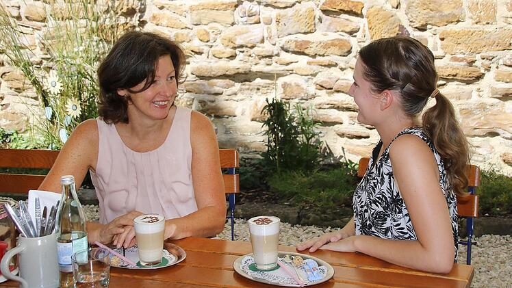 Susanne Volkheimer (links) und FT-Volontärin Lisa Kieslinger im Biergarten "Fränkischer Hof" in Hofheim. Die Tourismusexpertin hat bewusst diesen Ort für das Interview ausgesucht: Biergärten und Heckenwirtschaften sind wichtig für den Tourismus im Landkreis. Foto: Leah Krug
