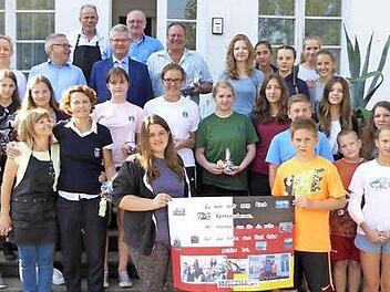 Unser Bild zeigt die Untersteinacher und polnischen Schüler zusammen mit dem Gemeinderat und Jugendsprecher Jürgen Seifferth (zweite Reihe, links), Dolmetscherin Karina Kantor (dahinter), dem Bürgermeister von Mogilany, Piotr Piotrowski (dritte Reihe, Dritter von links), seinem Untersteinacher Amtskollegen Volker Schmiechen (rechts daneben) sowie Betreuerin Sabine Battistella (vorne, Zweite von links) vor dem Gutshof von Mogilany.  Foto: Jürgen Seifferth