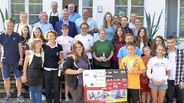 Unser Bild zeigt die Untersteinacher und polnischen Schüler zusammen mit dem Gemeinderat und Jugendsprecher Jürgen Seifferth (zweite Reihe, links), Dolmetscherin Karina Kantor (dahinter), dem Bürgermeister von Mogilany, Piotr Piotrowski (dritte Reihe, Dritter von links), seinem Untersteinacher Amtskollegen Volker Schmiechen (rechts daneben) sowie Betreuerin Sabine Battistella (vorne, Zweite von links) vor dem Gutshof von Mogilany.  Foto: Jürgen Seifferth