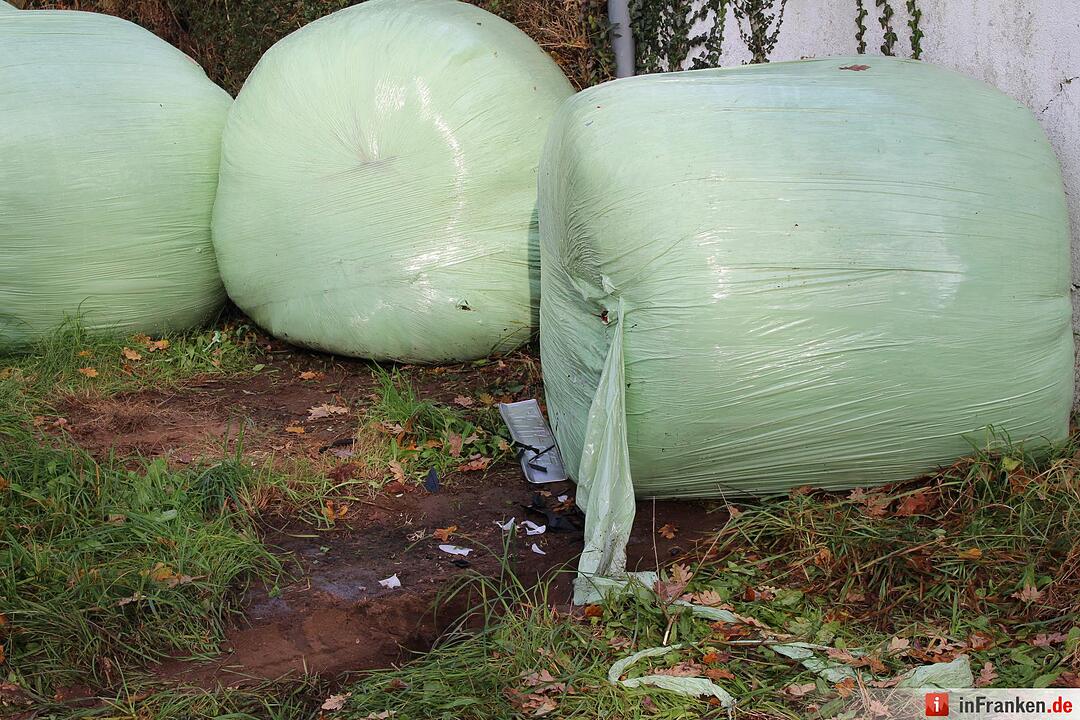 Unfall aufgrund von medizinischer Ursache – Kleinwagen in Heuballen geparkt