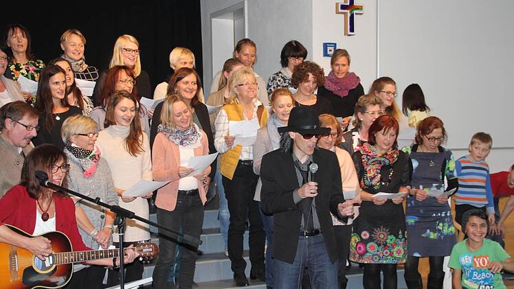 Als Udo Linderberg überraschte Dominik Leimeister die Gäste bei der Feierstunde.  Foto: Helmut Will