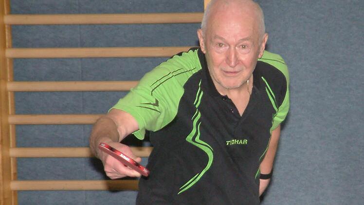 Wolfgang Weidner von der SG Neuses war mit dem Gewinn eines Einzels und des Doppels mit Marco Beetz am 9:4-Heimsieg gegen Tabellenführer TSV Steinberg (2. Kreisliga) beteiligt. Foto: Hans Franz