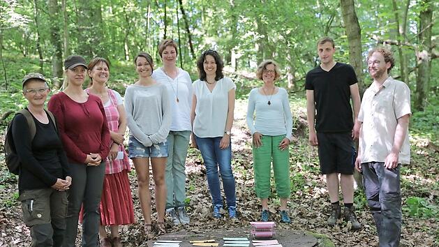 Auch menschengemachte Gefahren wie diesen alten Brunnen bei Callenberg gibt es bisweilen im Wald. Stadtf&ouml;rster Stephan Just (r.) mit Erzieherinnen der Waldkinderg&auml;rten Lichtenfels-Banzgau und St. Michael Ebensfeld, des Kinderhauses Seidmannsdorf, des Waldorfkindergartens Coburg und einem Bauhofmitarbeiter aus Ebensfeld Foto: Oliver Kr&ouml;ner