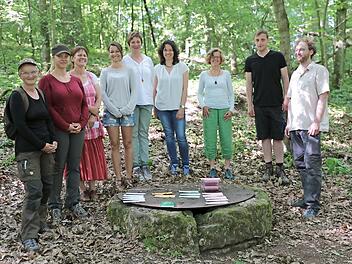 Auch menschengemachte Gefahren wie diesen alten Brunnen bei Callenberg gibt es bisweilen im Wald. Stadtf&ouml;rster Stephan Just (r.) mit Erzieherinnen der Waldkinderg&auml;rten Lichtenfels-Banzgau und St. Michael Ebensfeld, des Kinderhauses Seidmannsdorf, des Waldorfkindergartens Coburg und einem Bauhofmitarbeiter aus Ebensfeld Foto: Oliver Kr&ouml;ner