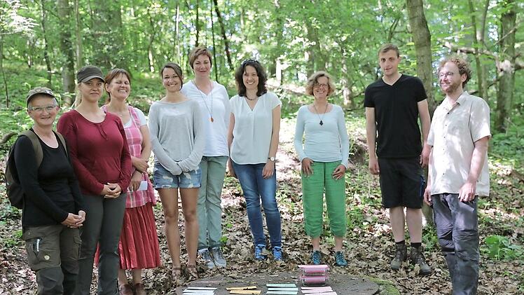 Auch menschengemachte Gefahren wie diesen alten Brunnen bei Callenberg gibt es bisweilen im Wald. Stadtf&ouml;rster Stephan Just (r.) mit Erzieherinnen der Waldkinderg&auml;rten Lichtenfels-Banzgau und St. Michael Ebensfeld, des Kinderhauses Seidmannsdorf, des Waldorfkindergartens Coburg und einem Bauhofmitarbeiter aus Ebensfeld Foto: Oliver Kr&ouml;ner