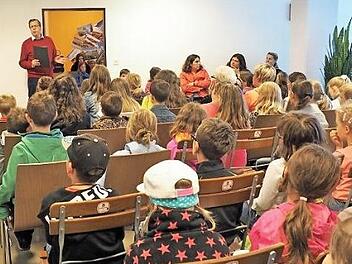 Eröffnungsfest des Sommerferien-Leseclub 2017 in der Städtischen Bücherei in Haselbach.  Foto: Michaela Schleicher