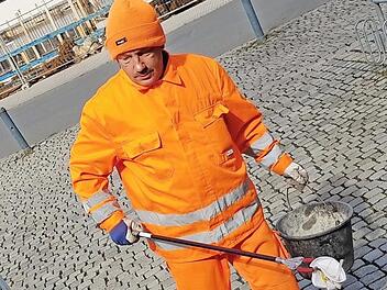 Ein Mann, der für Sauberkeit steht: Jürgen Kammler ist täglich achteinhalb Stunden in der Forchheimer Innenstadt unterwegs, um Müll "zamzuzwicken". Foto: Ekkehard Roepert