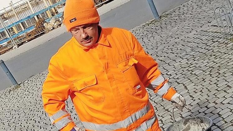Ein Mann, der für Sauberkeit steht: Jürgen Kammler ist täglich achteinhalb Stunden in der Forchheimer Innenstadt unterwegs, um Müll "zamzuzwicken". Foto: Ekkehard Roepert