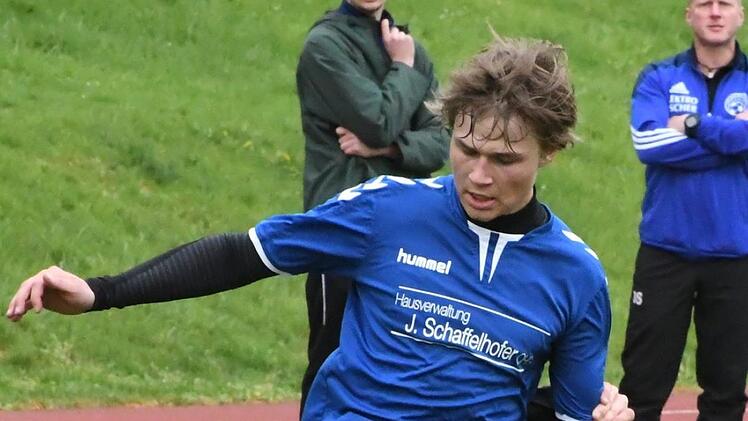 Plötzliche Grätsche  für Kissingens Nils Edelmann (U19).Hopf
