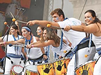 Trommelauftakt auf der Hauptbühne am Schlossplatz: Die "Sandungueros" gaben ihre Samba-Begeisterung ans Publikum weiter. Fotos: Ronald Rinklef