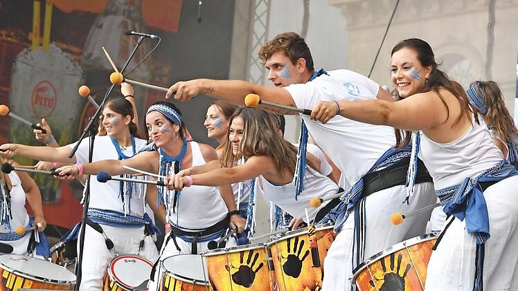 Trommelauftakt auf der Hauptbühne am Schlossplatz: Die "Sandungueros" gaben ihre Samba-Begeisterung ans Publikum weiter. Fotos: Ronald Rinklef