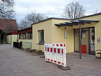 Im Februar steht nach der Generalsanierung wieder das komplette Kindergartengebäude in Untersteinbach zur Verfügung. Unser Bild zeigt vorne die vor wenigen Jahren neu gebaute Kinderkrippe, die während der Bauarbeiten weiterlief, hinten den Altbau, der kernsaniert wurde. Die beiden Kindergartengruppen sind derzeit im Schulgebäude untergebracht. Foto: Sabine Weinbeer