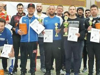 Zu Pokal und Urkunde gab es f&uuml;r jede Mannschaft ein F&auml;sschen K&ouml;lsch. Foto: Manfred Welker