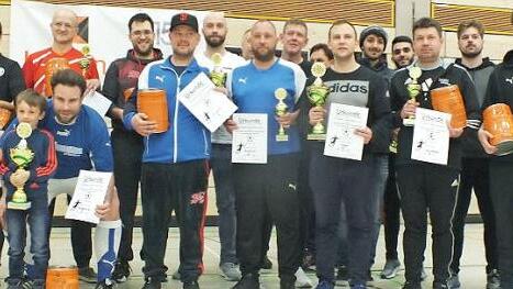 Zu Pokal und Urkunde gab es f&uuml;r jede Mannschaft ein F&auml;sschen K&ouml;lsch. Foto: Manfred Welker