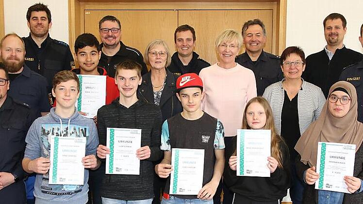 Beim Kreisentscheid der Schülerlotsen überzeugten die Schülerinnen und Schüler mit ihrem Wissen. Über das gute Abschneiden freuten sich die Lehrkräfte, die Verkehrserzieher und natürlich die Teilnehmer selbst. Foto: Wolfgang Desombre