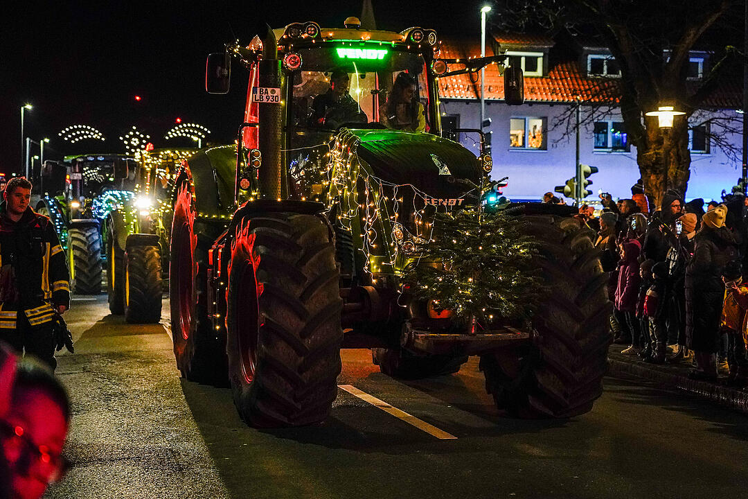 Liebevoll geschmückte und beleuchtete Traktoren gab es zu bestaunen.
