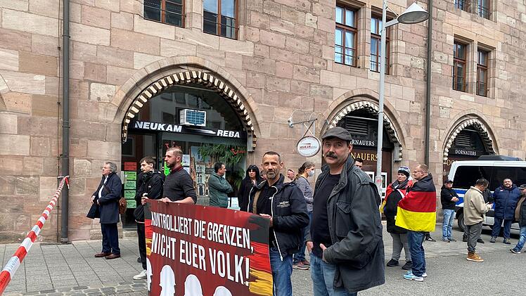 Demos in Nürnberg - Polizei muss Blockierer abwenden