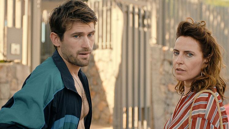 Lillis Schwager in spe Manu (Victor Meutelet) wird von einer alten Liebschaft (Antje Traue) eingeholt.