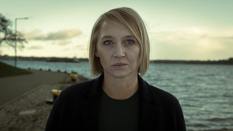 Nora (Anna Maria M&uuml;he) l&auml;uft die Zeit davon. Soll sie sich ihrem Chef Geissler anvertrauen?