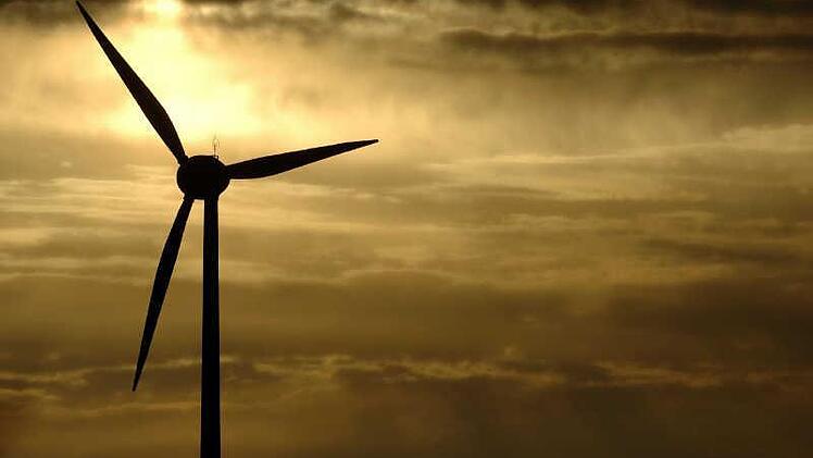 Symbolisch steht der Sonnenuntergang für die Ablehnung des von der Energiegenossenschaft gewünschten  Standortes für das Windrad 3 durch den Gemeinderat. Foto: Jan Woitas/dpa